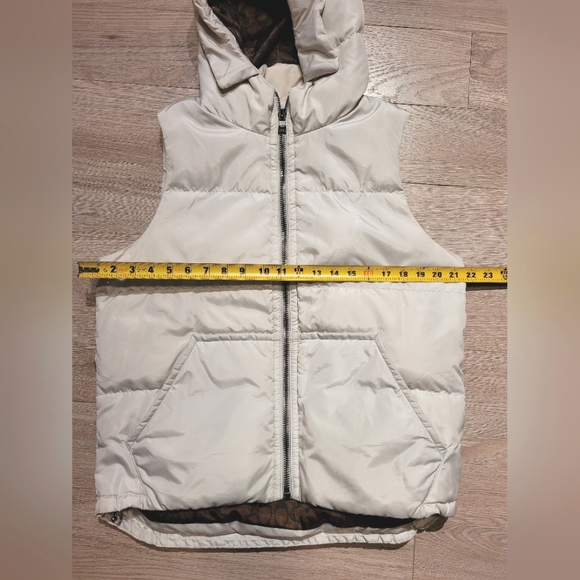 Coach hooded puffer vest with pockets. Pale gray/white/brown, size Medium - Picture 11 of 15